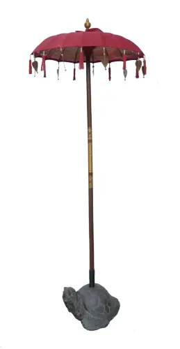 Artikelbild des Artikels “Bali-Schirm, Farbe Rot mit Holzmünzen und goldenen Blättern, die um den Rand hängen. Ca. 100cm Durchmesser und 250cm Höhe “